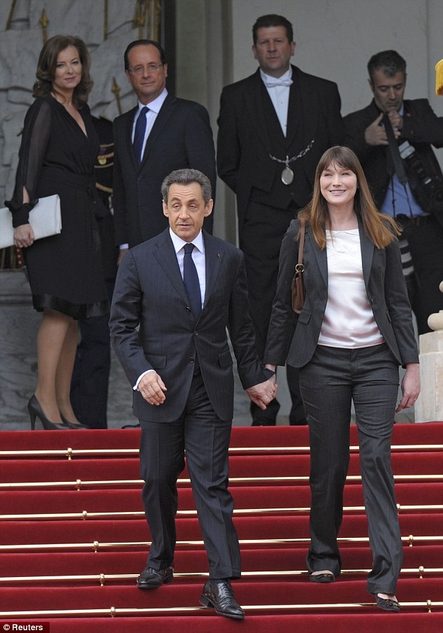 Vợ chồng Hollande tiễn vợ chồng cựu Tổng thống Sarkozy khỏi điện Elysee hồi tháng 5/2012